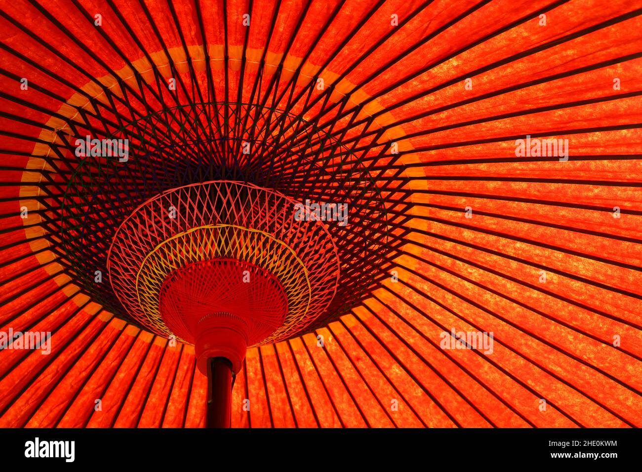 Nahaufnahme eines leuchtend roten, traditionellen japanischen Sonnenschirmschirms Stockfoto