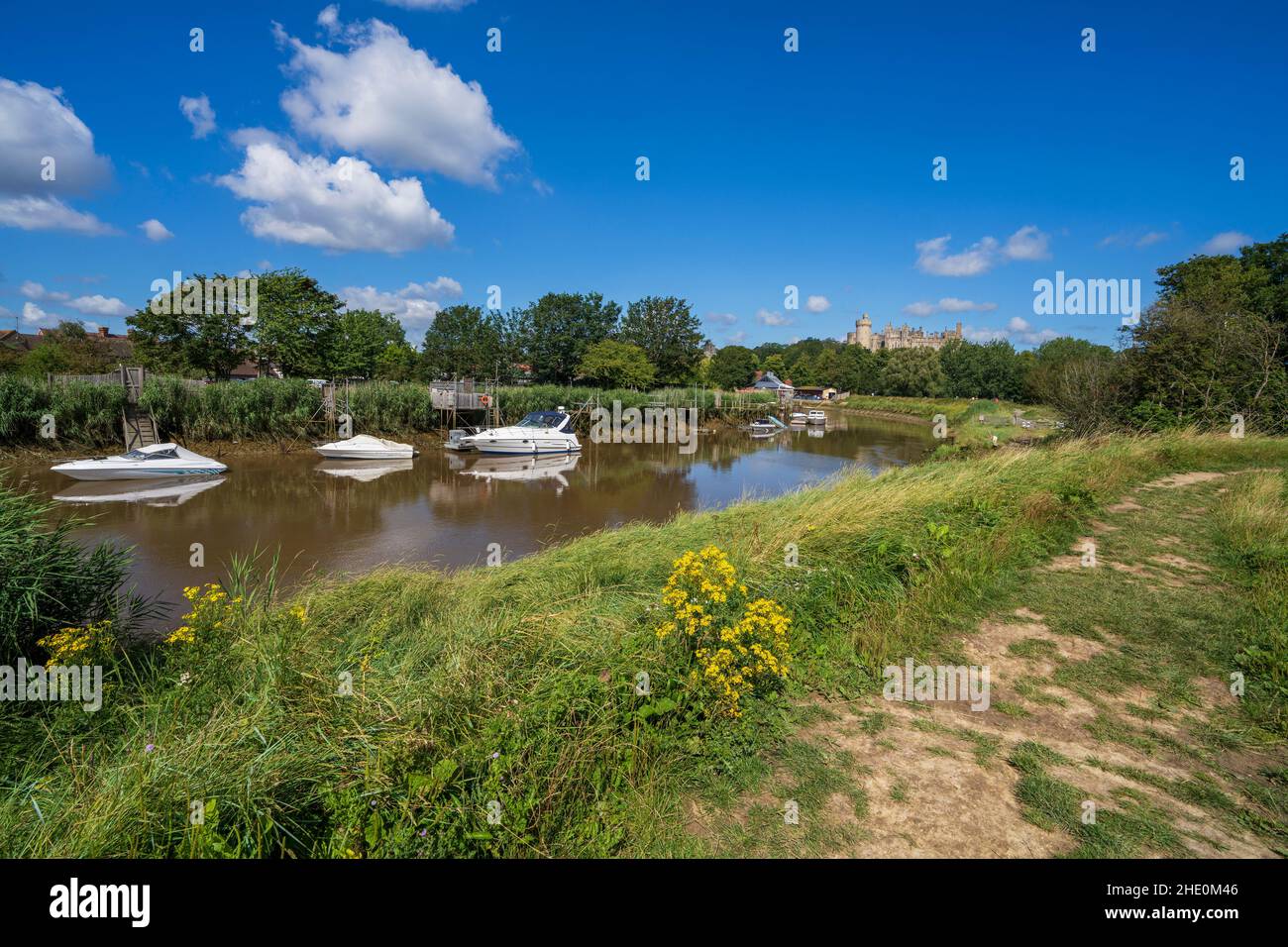 Arundel Castle und Boote auf dem Fluss Arun, Arundel, West Sussex, England, Großbritannien Stockfoto