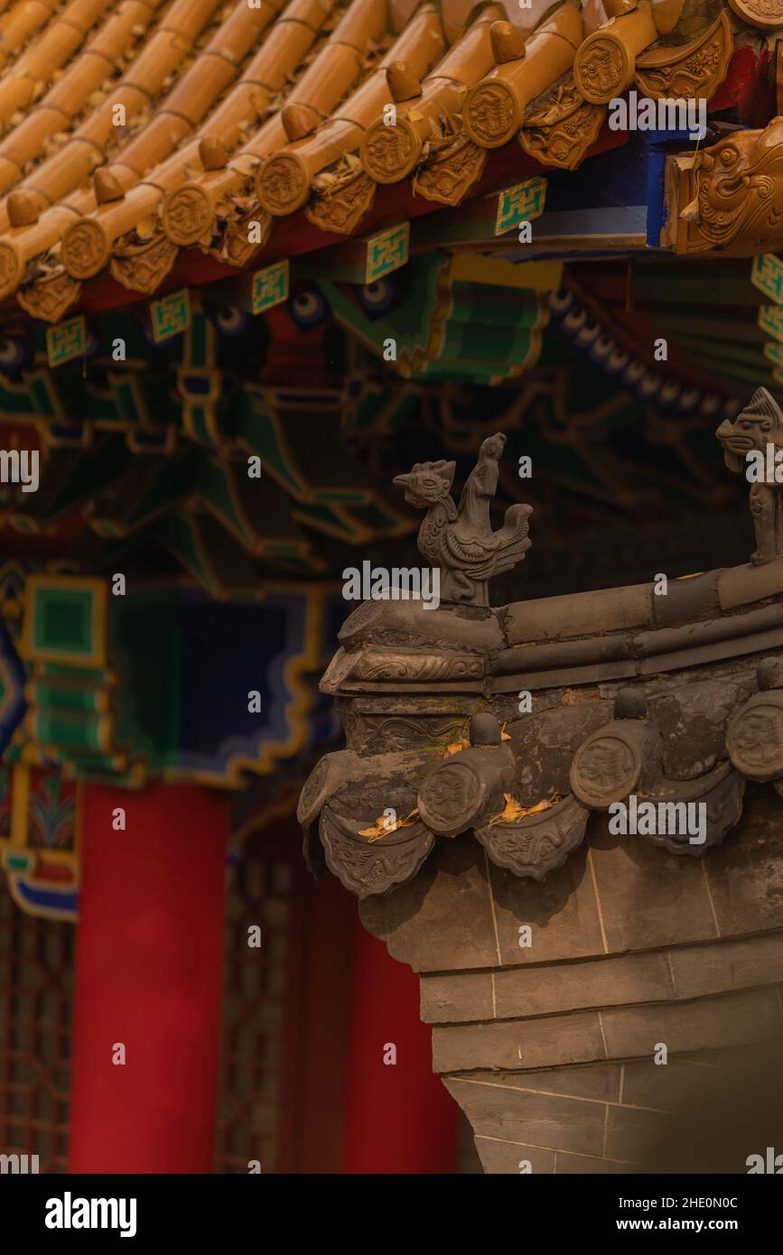 Vertikale Aufnahme der Skulptur Details eines Tempels Stockfoto