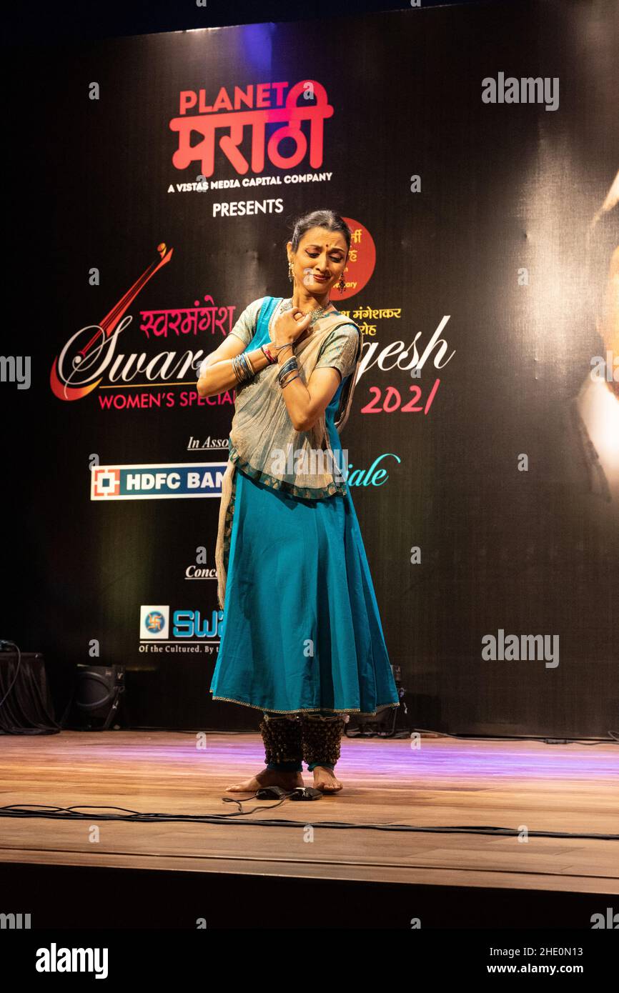 Sheetal Kolwalkar führt klassischen Kathak-Tanz auf Swaramangesh 2021 durch, dem Master Dinanath Mangeshkar Memorial Classical Music & Dance Festival Stockfoto