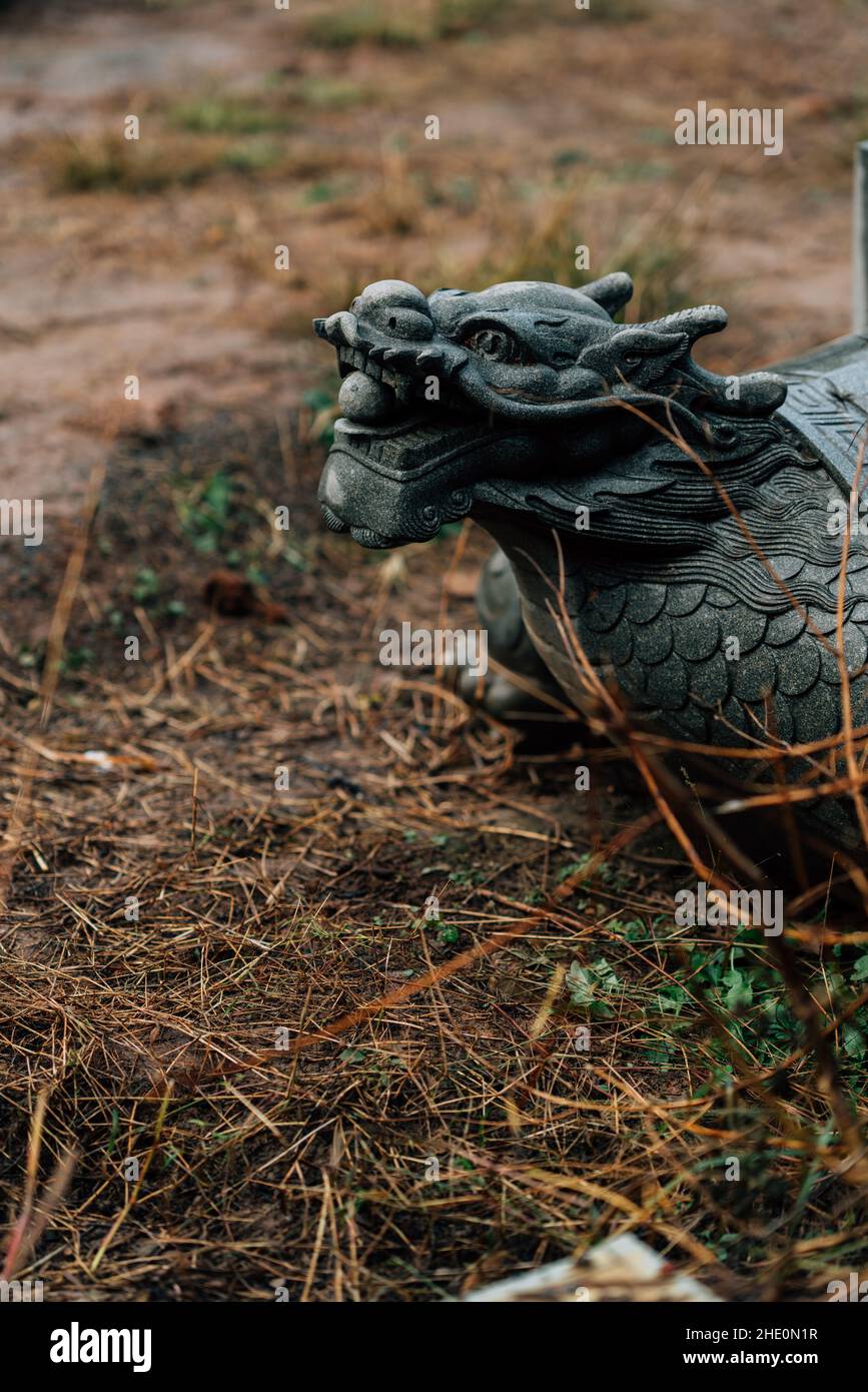 Vertikale Aufnahme der Skulptur Details eines Tempels Stockfoto