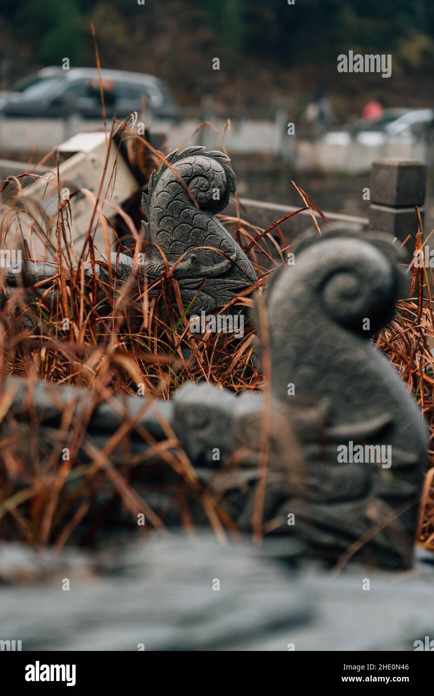 Eine vertikale Aufnahme der Skulptur mit Details eines Tempels Stockfoto
