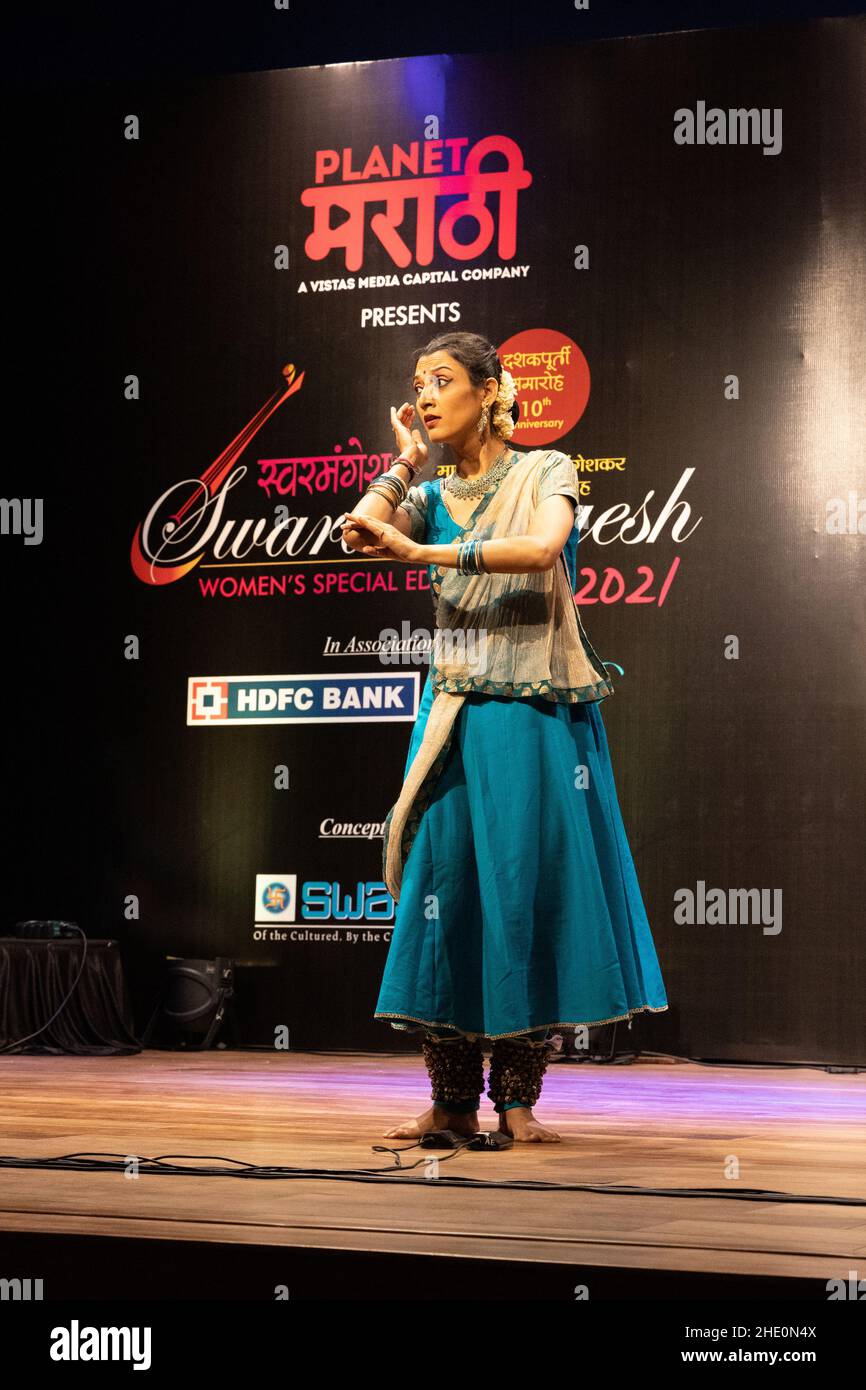 Sheetal Kolwalkar führt klassischen Kathak-Tanz auf Swaramangesh 2021 durch, dem Master Dinanath Mangeshkar Memorial Classical Music & Dance Festival Stockfoto
