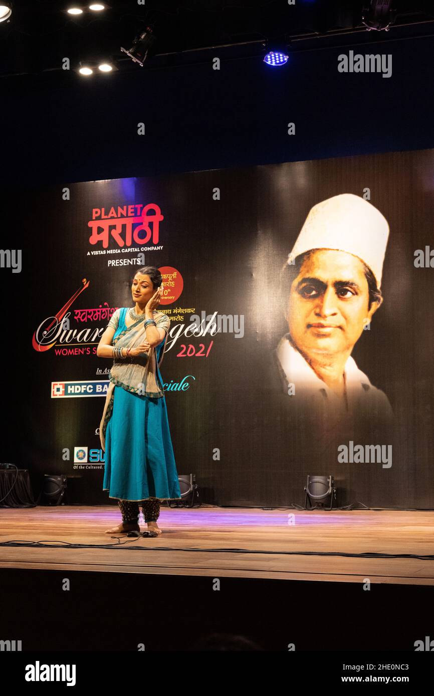 Sheetal Kolwalkar führt klassischen Kathak-Tanz auf Swaramangesh 2021 durch, dem Master Dinanath Mangeshkar Memorial Classical Music & Dance Festival Stockfoto