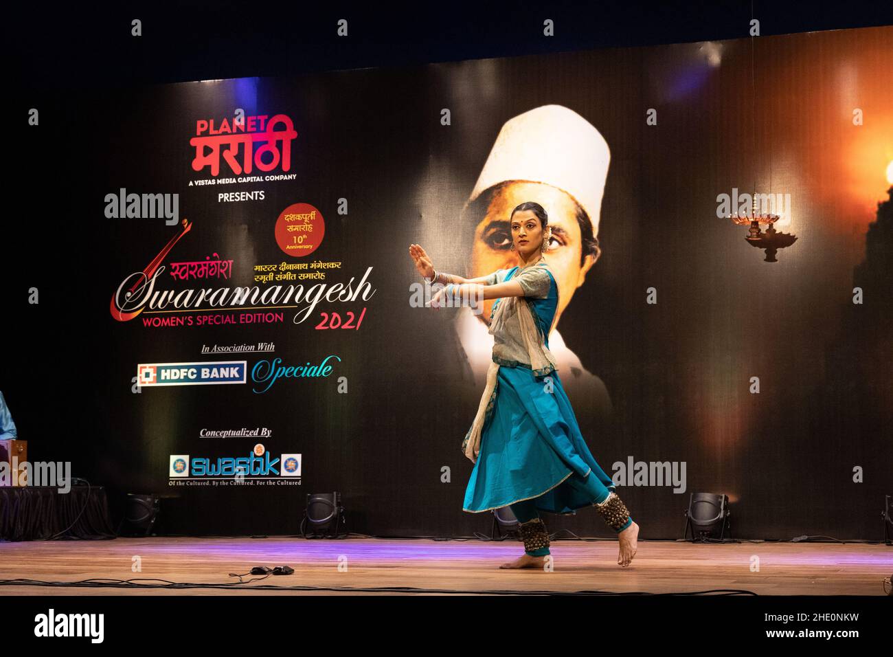 Sheetal Kolwalkar führt klassischen Kathak-Tanz auf Swaramangesh 2021 durch, dem Master Dinanath Mangeshkar Memorial Classical Music & Dance Festival Stockfoto