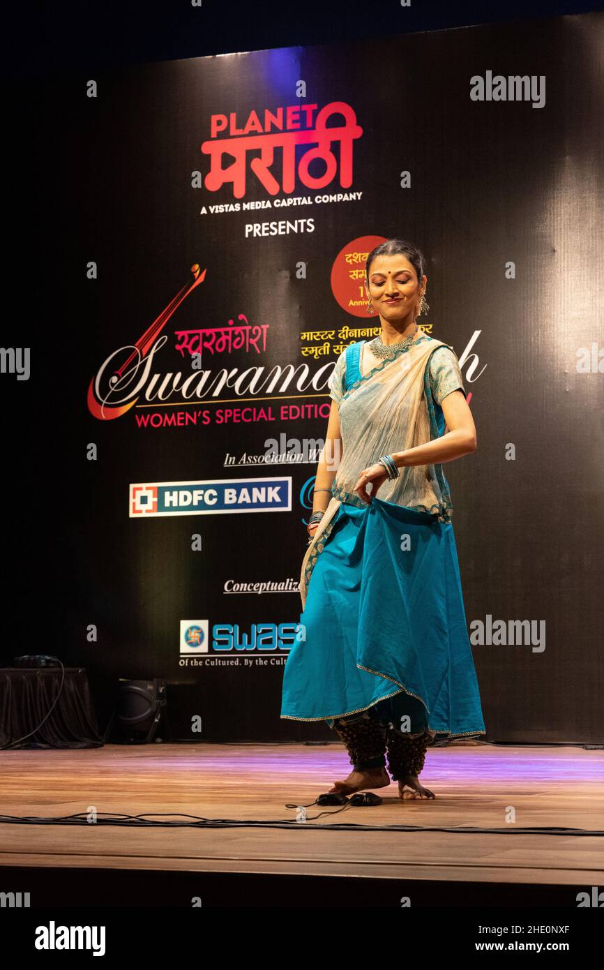 Sheetal Kolwalkar führt klassischen Kathak-Tanz auf Swaramangesh 2021 durch, dem Master Dinanath Mangeshkar Memorial Classical Music & Dance Festival Stockfoto