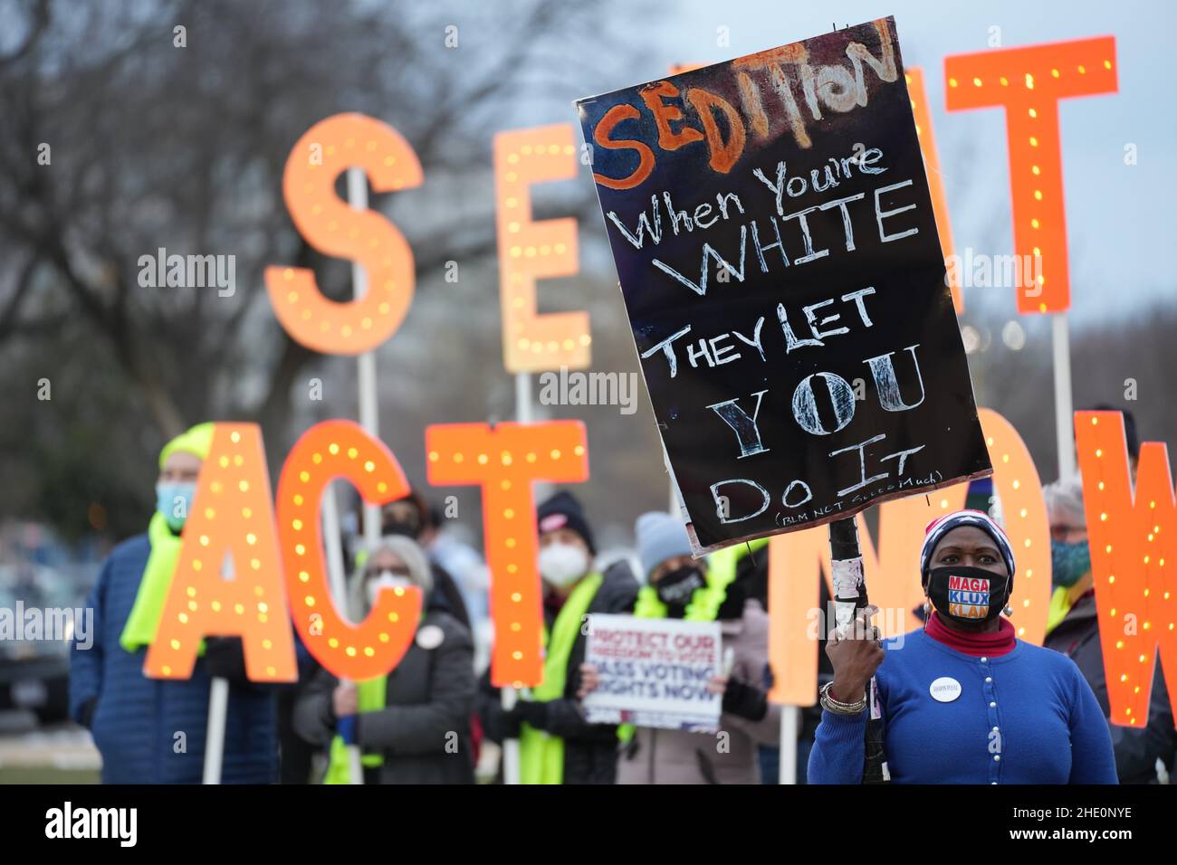 6. Januar 2022, Washington, District of Columbia, USA: Die Veranstaltung am 6. Januar 2022, Vigil für Demokratie und Wählerregistrierung in der Nähe des US-Kapitols zum Gedenken an den Aufstand vom 6. Januar 2021. (Bild: © Gregg Brekke/ZUMA Press Wire) Stockfoto