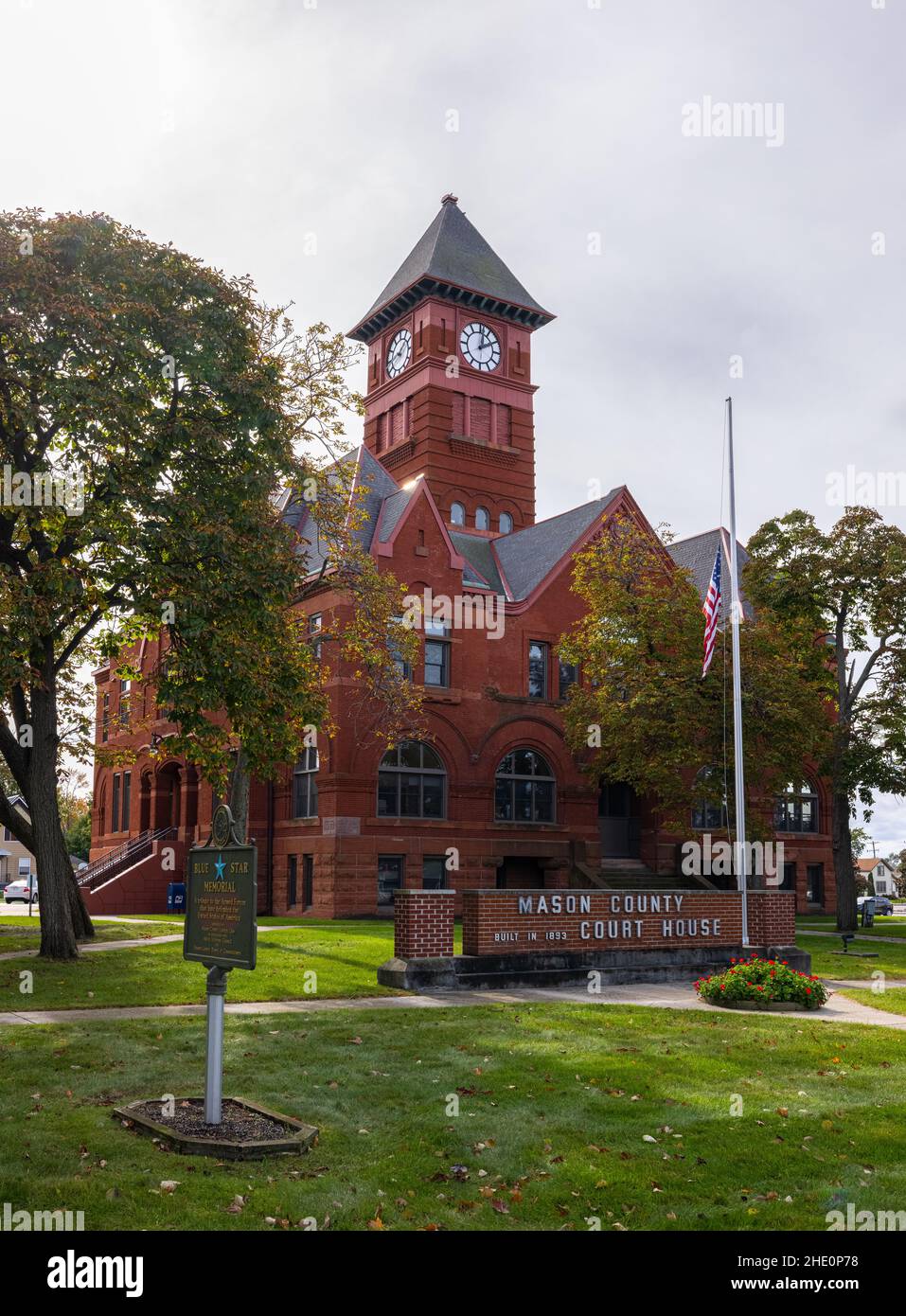 Ludington, Michigan, USA - 22. Oktober 2021: Das Mason County Courthouse Stockfoto