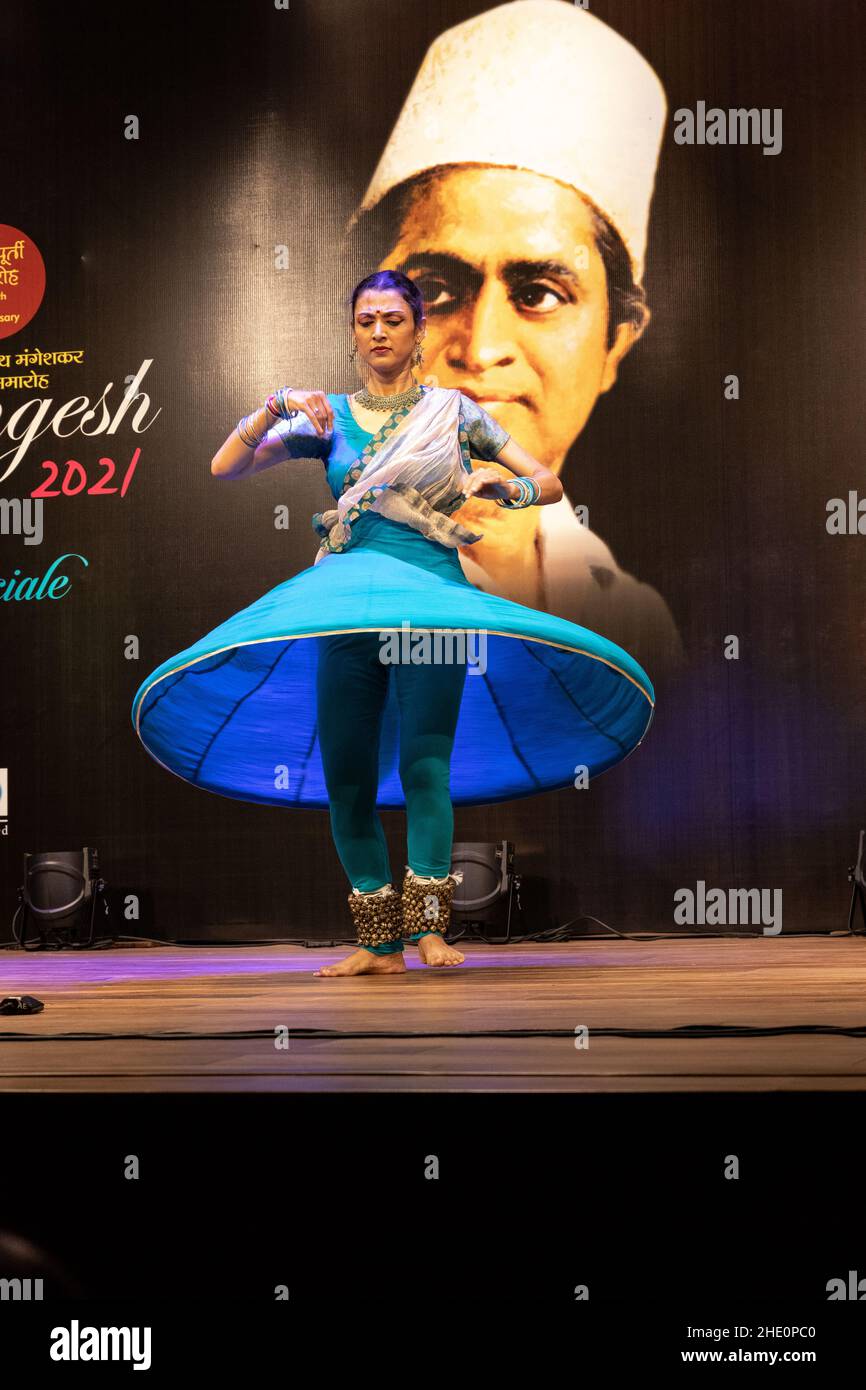 Sheetal Kolwalkar führt klassischen Kathak-Tanz auf Swaramangesh 2021 durch, dem Master Dinanath Mangeshkar Memorial Classical Music & Dance Festival Stockfoto