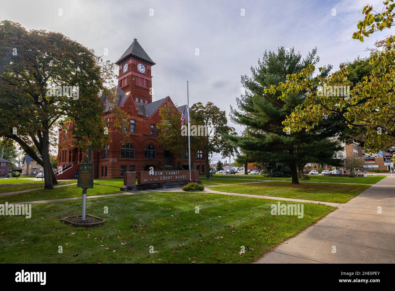 Ludington, Michigan, USA - 22. Oktober 2021: Das Mason County Courthouse Stockfoto