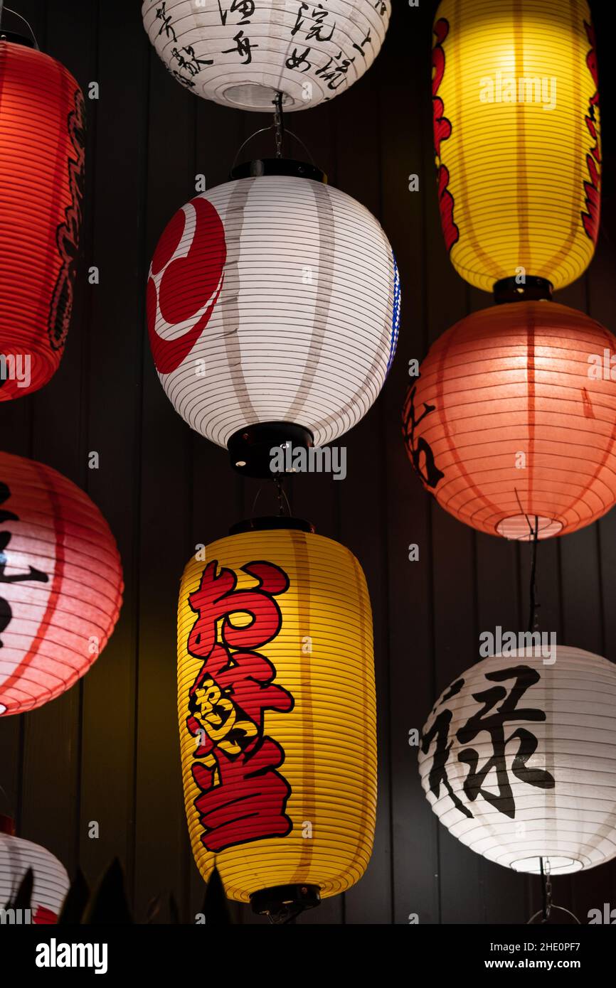 Farbenfrohe Laternen im traditionellen chinesischen Restaurant oder im östlichen Café. Elemente der Inneneinrichtung Stockfoto