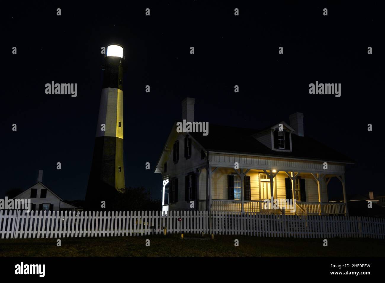 Tybee Island Lighthouse und The Keeper's House bei Nacht. Der Tybee Island Lighthouse ist der höchste und älteste Leuchtturm in Georgien. Stockfoto