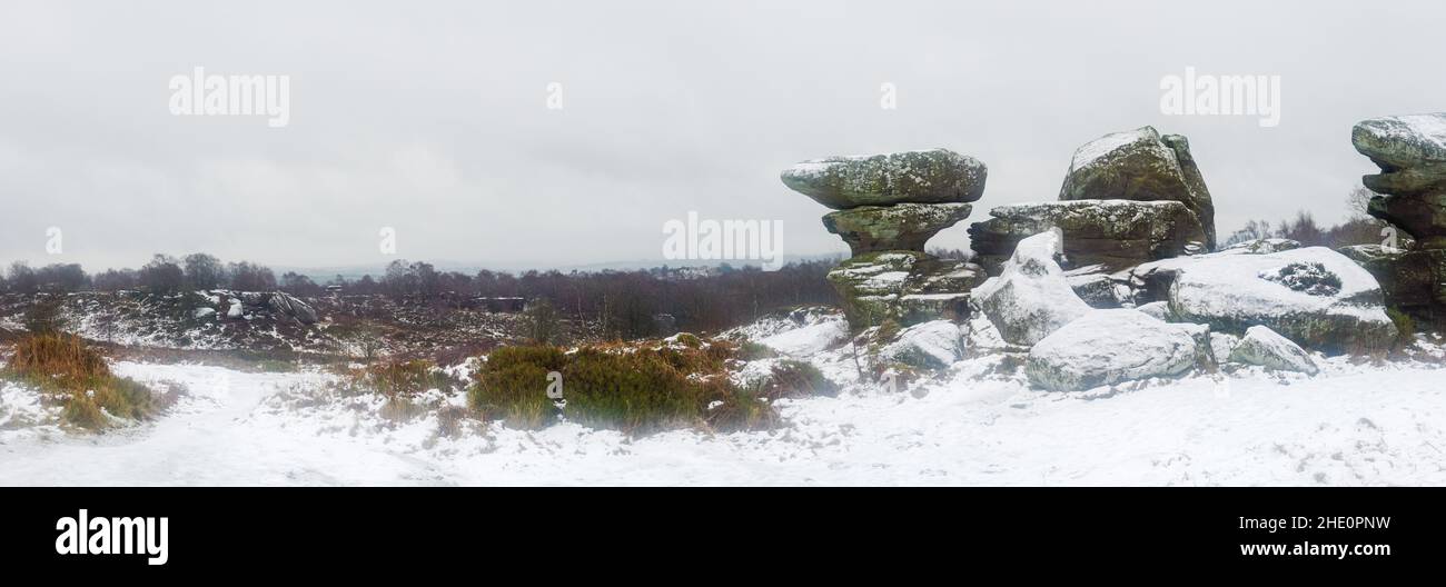 Panoramablick auf die Brimham Rocks (Teil von Nidderdale, North Yorkshire), die im Winter schneebedeckt sind. Ein natürliches Phänomen der Felsformationen aus dem Stockfoto