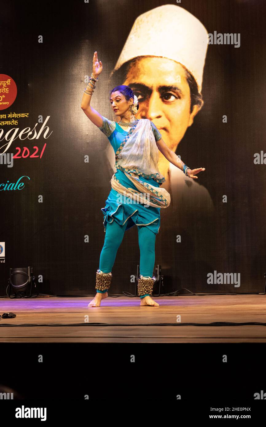 Sheetal Kolwalkar führt klassischen Kathak-Tanz auf Swaramangesh 2021 durch, dem Master Dinanath Mangeshkar Memorial Classical Music & Dance Festival Stockfoto