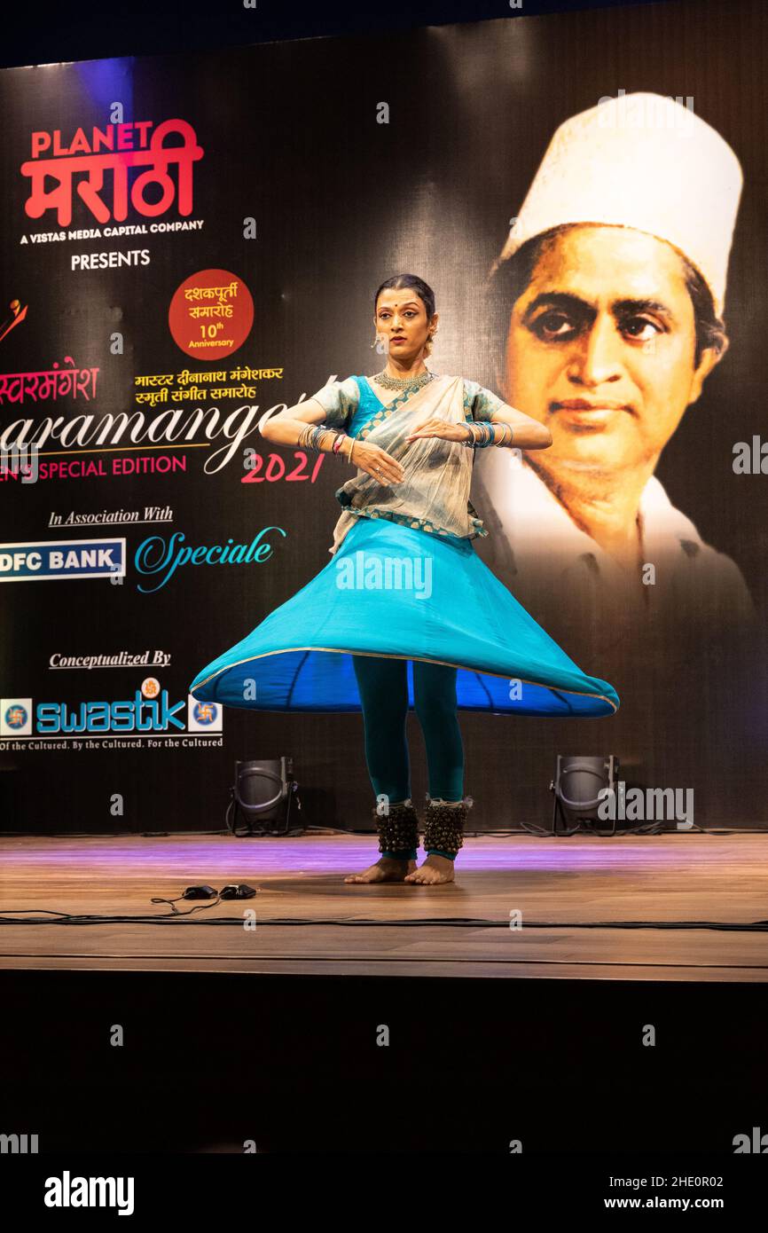 Sheetal Kolwalkar führt klassischen Kathak-Tanz auf Swaramangesh 2021 durch, dem Master Dinanath Mangeshkar Memorial Classical Music & Dance Festival Stockfoto
