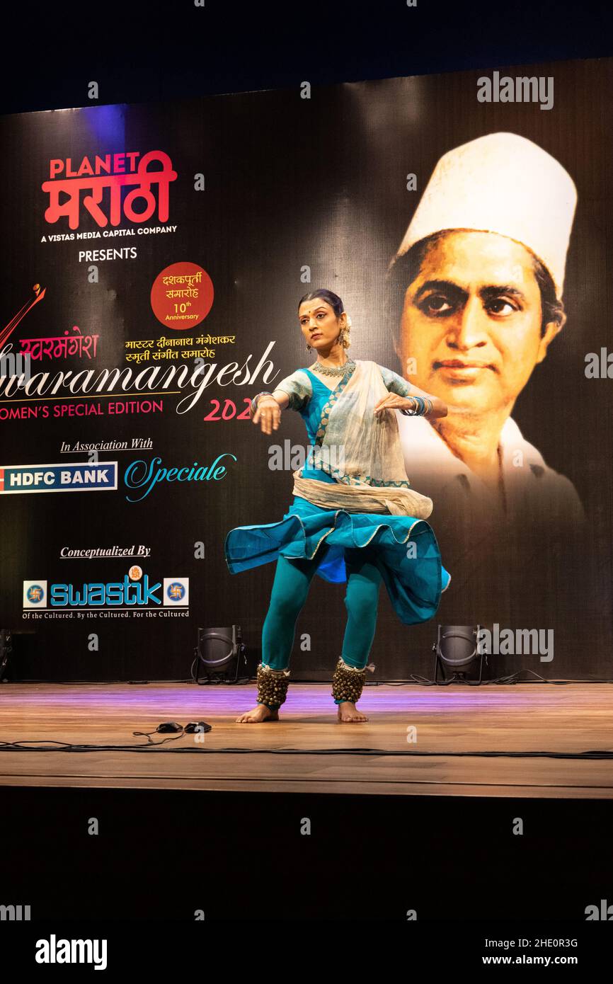 Sheetal Kolwalkar führt klassischen Kathak-Tanz auf Swaramangesh 2021 durch, dem Master Dinanath Mangeshkar Memorial Classical Music & Dance Festival Stockfoto