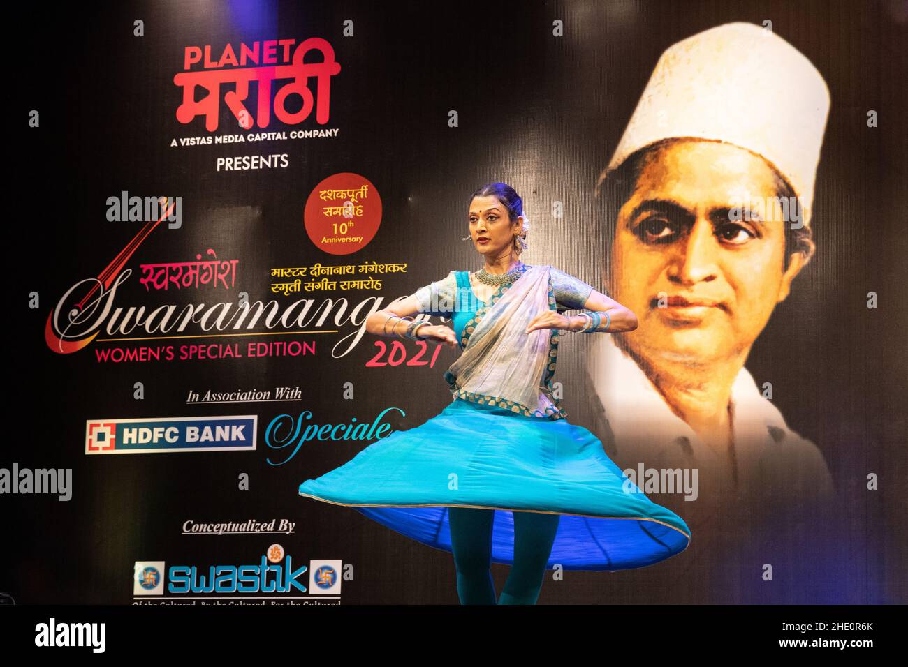 Sheetal Kolwalkar führt klassischen Kathak-Tanz auf Swaramangesh 2021 durch, dem Master Dinanath Mangeshkar Memorial Classical Music & Dance Festival Stockfoto