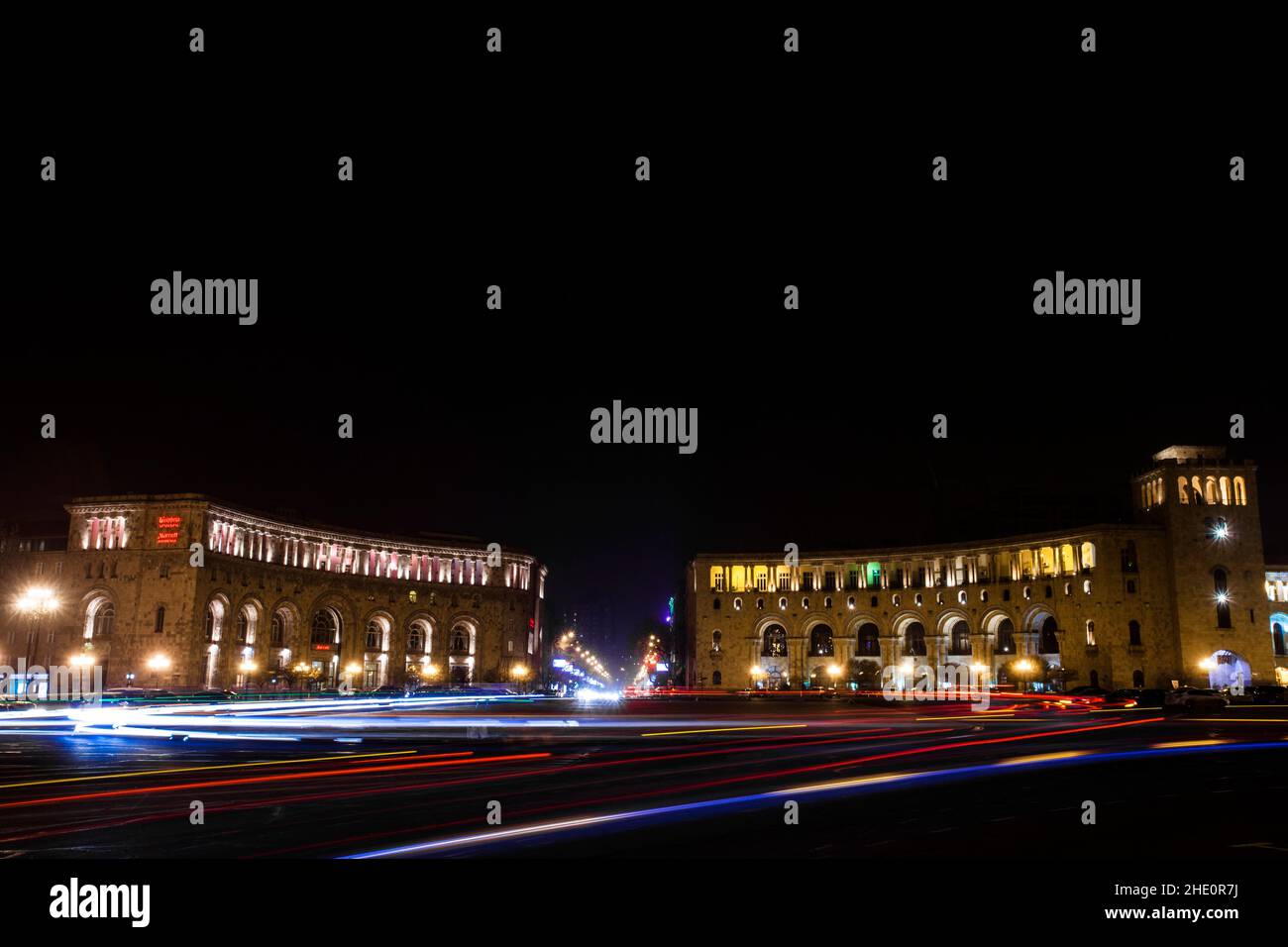 Blick auf das Armenia Marriott Hotel und das Regierungsgebäude am Republic Square bei Nacht, Eriwan, Armenien. Stockfoto