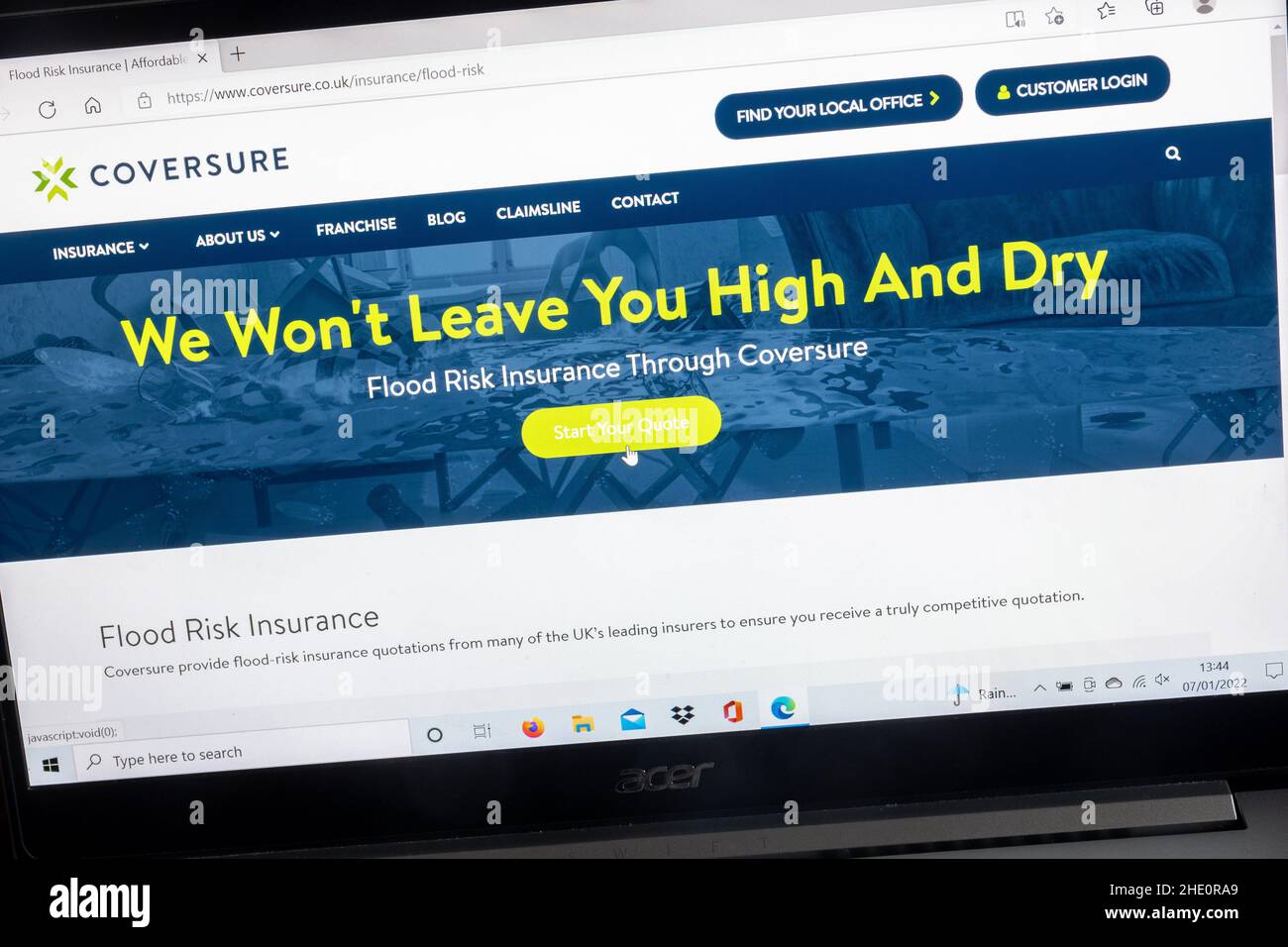 Website der Firma Coversure Insurance Services auf einem Laptop-Bildschirm. Seite „Hochwasserversicherung“. Stockfoto