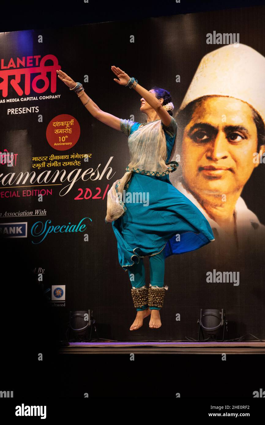 Sheetal Kolwalkar führt klassischen Kathak-Tanz auf Swaramangesh 2021 durch, dem Master Dinanath Mangeshkar Memorial Classical Music & Dance Festival Stockfoto