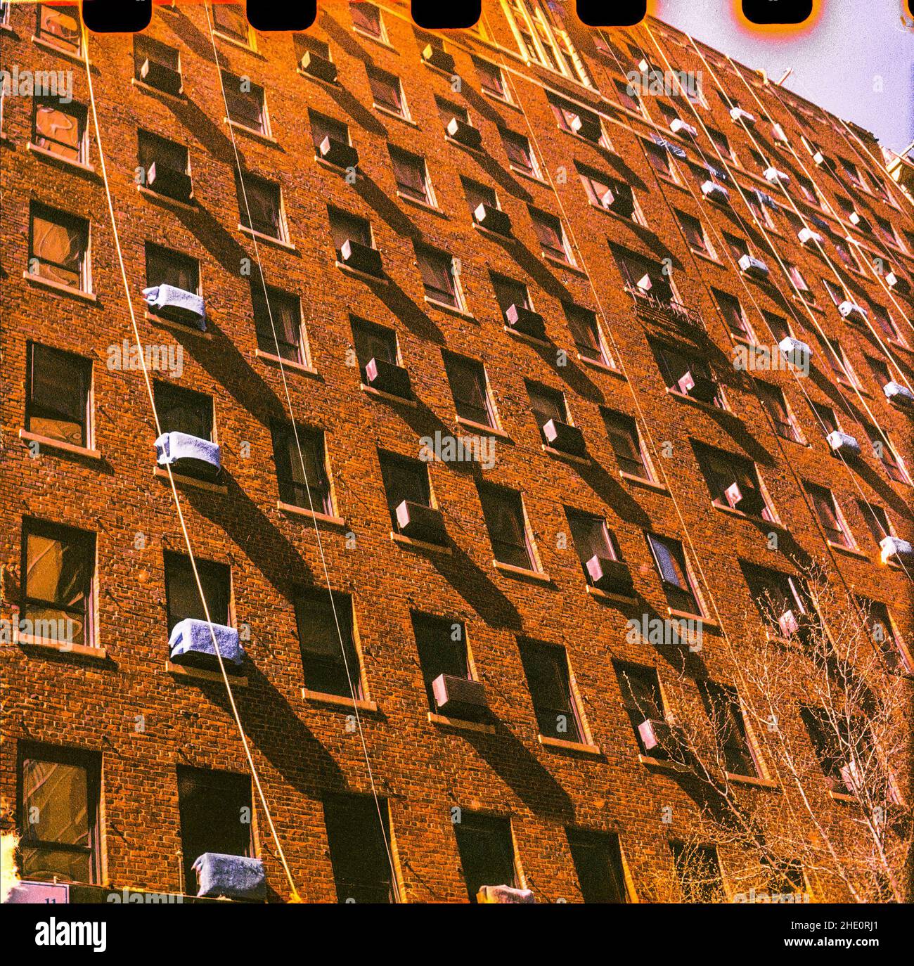 Klimaanlagen in einem Wohngebäude in Chelsea in New York. Fotografiert mit einer Instamatic-Kamera, die mit einem veralteten 35mm-Farb-Negativfilm neu geladen wurde. (© Richard B. Levine) Stockfoto