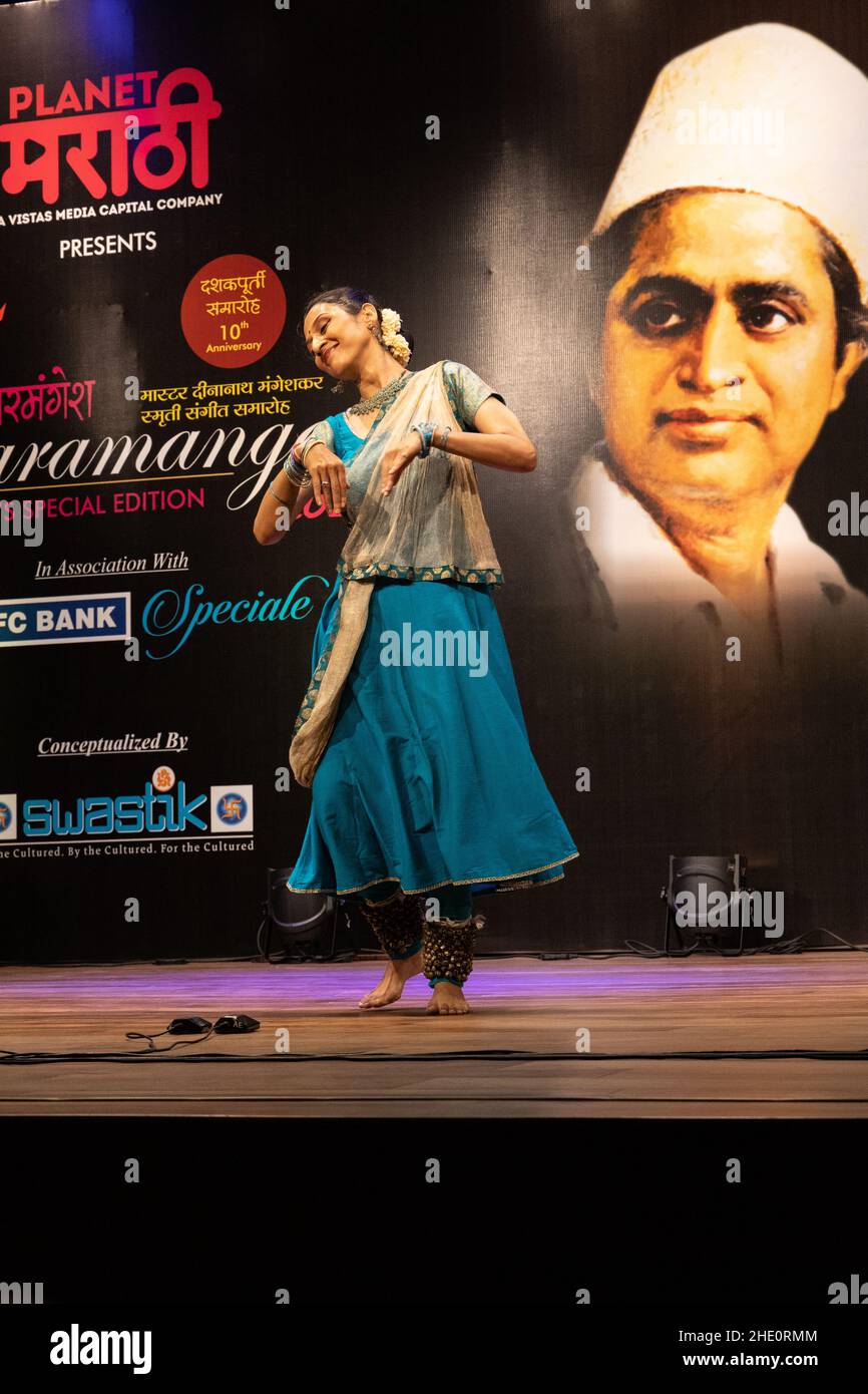 Sheetal Kolwalkar führt klassischen Kathak-Tanz auf Swaramangesh 2021 durch, dem Master Dinanath Mangeshkar Memorial Classical Music & Dance Festival Stockfoto