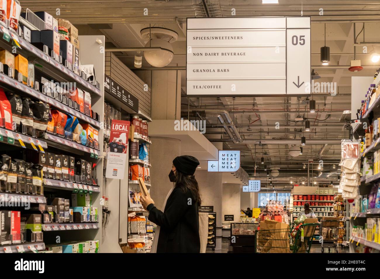 Einkaufen in einem Whole Foods Market Supermarkt in New York am Mittwoch, 5. Januar 2022. Höhere Lebensmittelpreise brechen die Budgets der Käufer. (© Richard B. Levine) Stockfoto