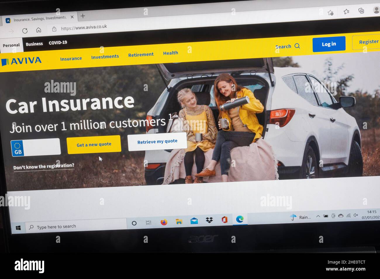 Website der Aviva Versicherungsgesellschaft auf dem Bildschirm eines Laptops, Großbritannien. Seite „Autoversicherung“. Stockfoto