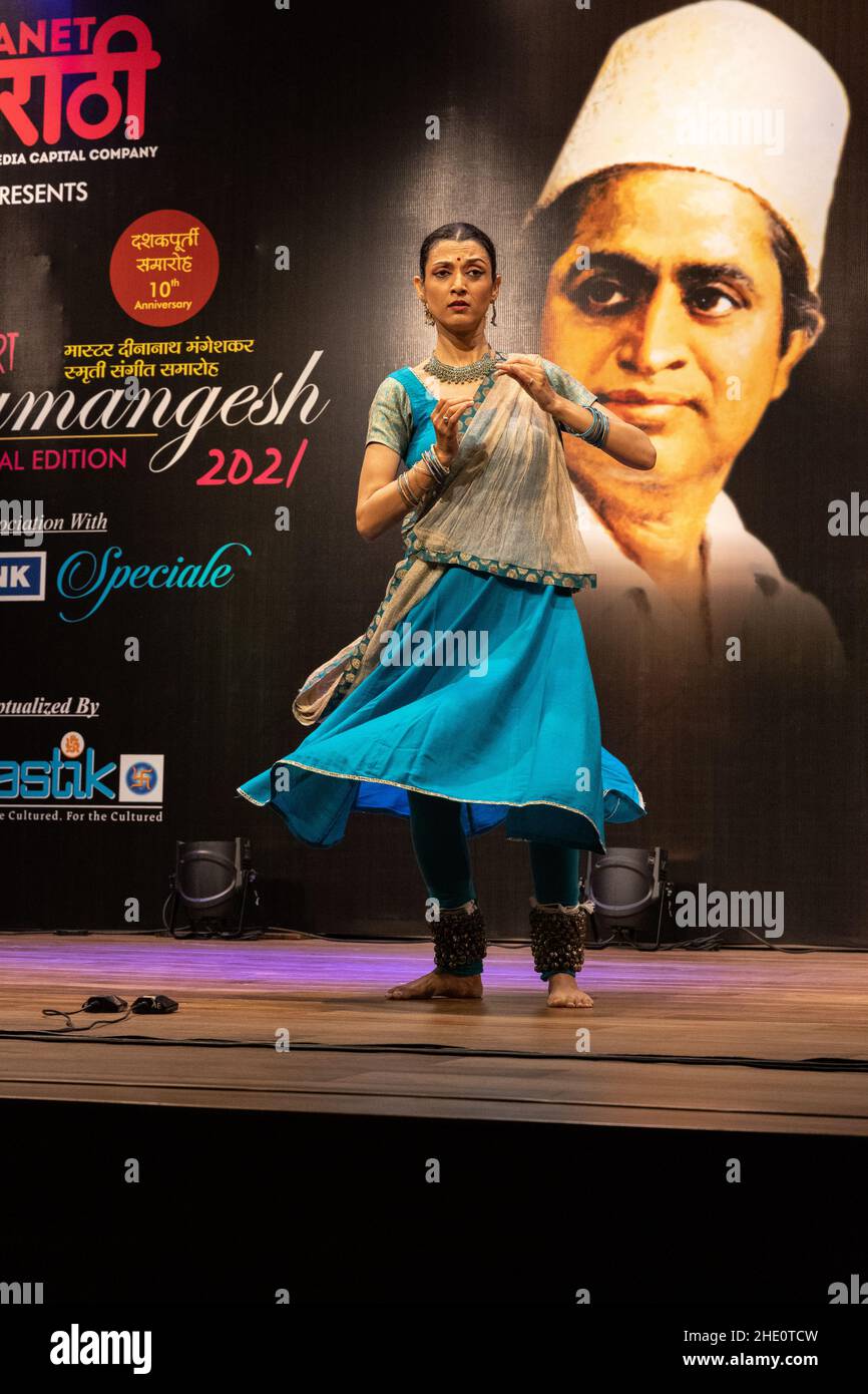 Sheetal Kolwalkar führt klassischen Kathak-Tanz auf Swaramangesh 2021 durch, dem Master Dinanath Mangeshkar Memorial Classical Music & Dance Festival Stockfoto
