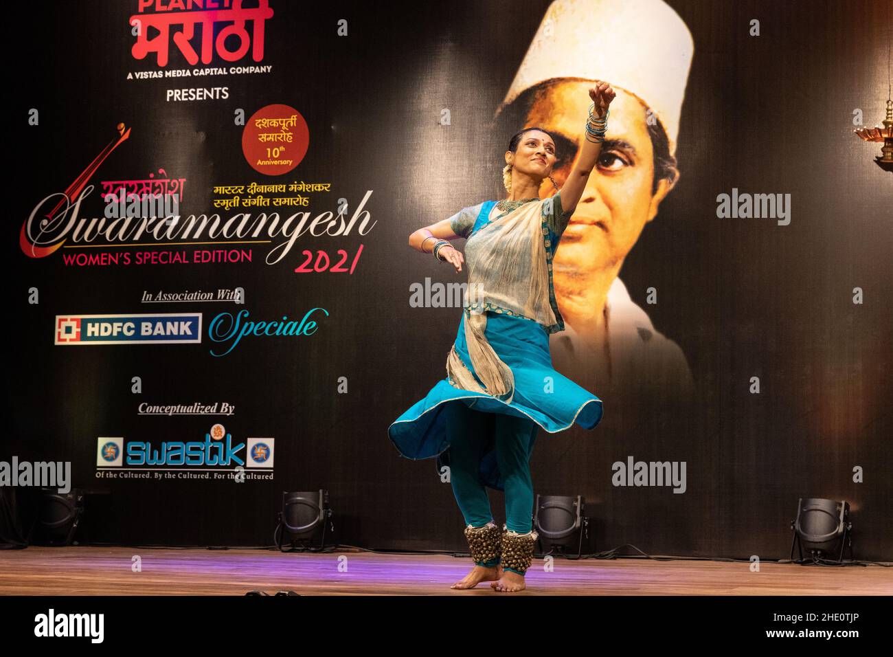 Sheetal Kolwalkar führt klassischen Kathak-Tanz auf Swaramangesh 2021 durch, dem Master Dinanath Mangeshkar Memorial Classical Music & Dance Festival Stockfoto