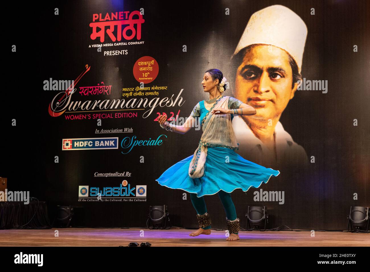 Sheetal Kolwalkar führt klassischen Kathak-Tanz auf Swaramangesh 2021 durch, dem Master Dinanath Mangeshkar Memorial Classical Music & Dance Festival Stockfoto