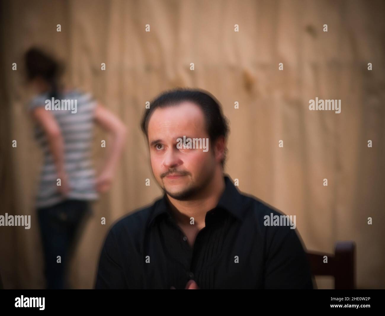 Männliches Modell hinter der Bühne Stockfoto