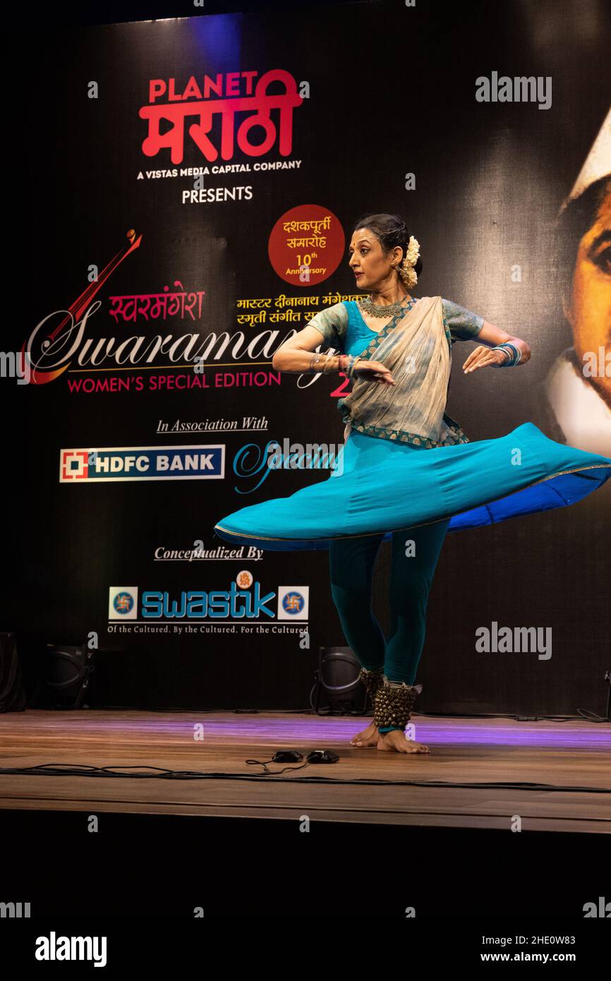 Sheetal Kolwalkar führt klassischen Kathak-Tanz auf Swaramangesh 2021 durch, dem Master Dinanath Mangeshkar Memorial Classical Music & Dance Festival Stockfoto