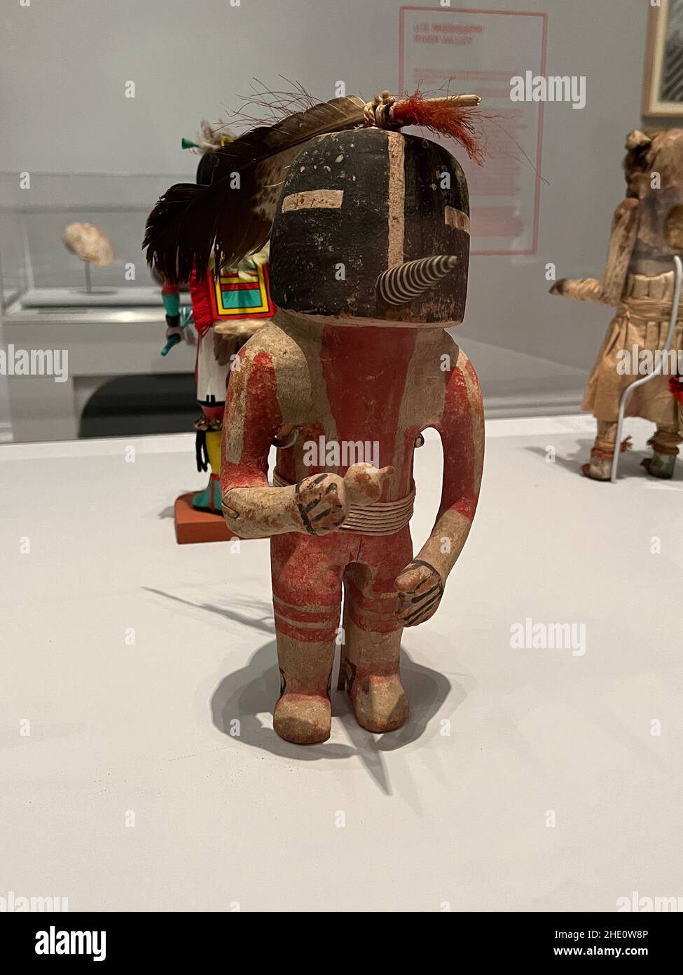 Hopi atist; Kachina Doll; (Kokopol), Ende des 19th. Jahrhunderts, erste Mesa, Arizona; Holz, Pigment, Baumwolle, Federn, Verstecken, Pferdehaare; Stockfoto