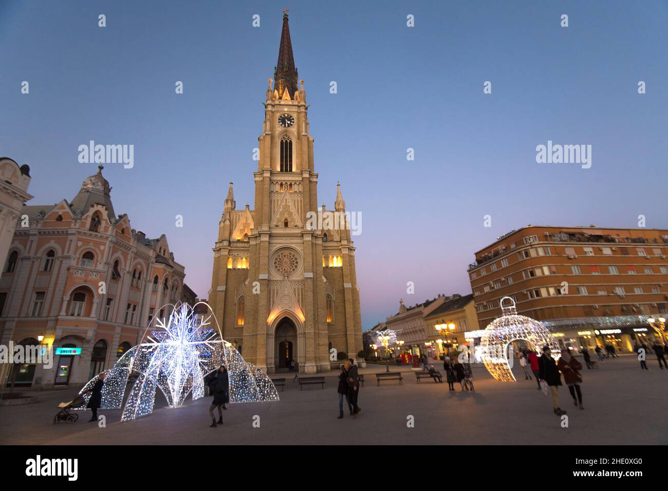 Novi Sad (Serbien): Name der Marienkirche auf dem Freiheitsplatz, dekoriert mit Lichtern während der Weihnachtszeit Stockfoto