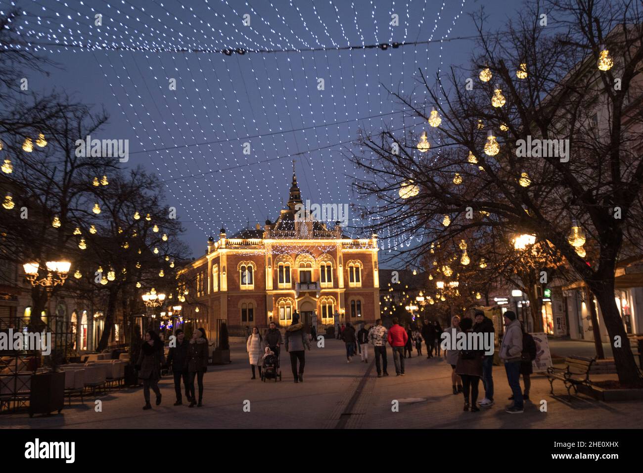 Novi Sad (Serbien): Zmaj-Jovina-Straße, die während der Weihnachtszeit mit Lichtern geschmückt ist Stockfoto