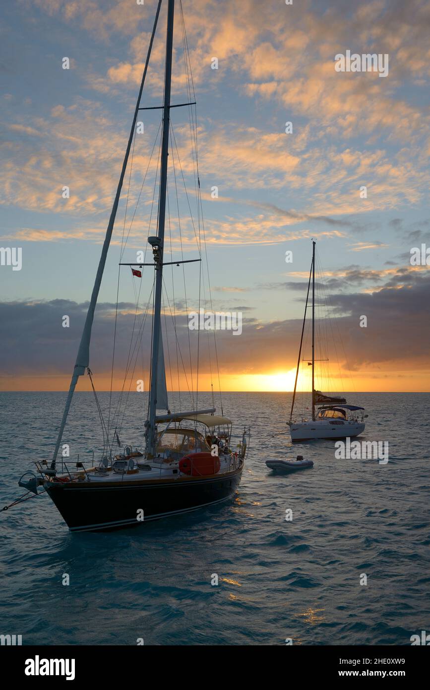 Monohaul-Segelboote bei Sonnenuntergang, Anegada, Britische Jungferninseln Stockfoto