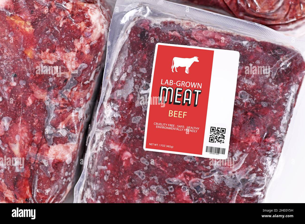 Lab Grown cultured Meat Konzept für die künstliche in vitro Zellkultur Fleischproduktion mit tiefgefrorenem verpacktem rohem Fleisch mit aufgearbeitetem Etikett Stockfoto