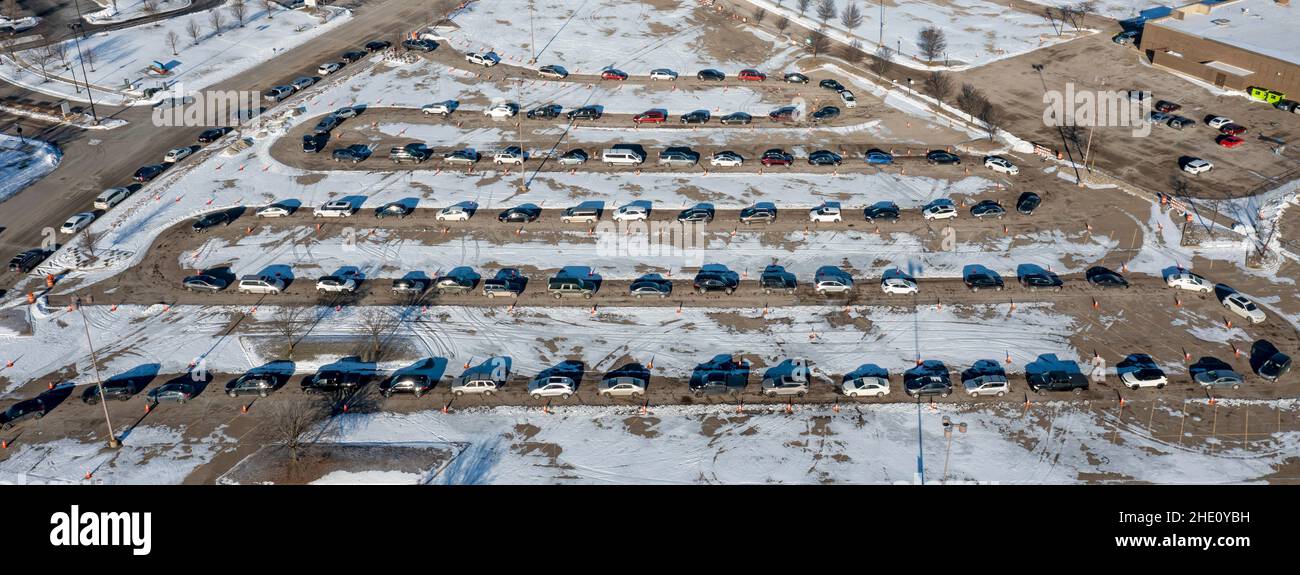 Sterling Heights, Michigan, USA. 7th Januar 2022. Autos warten in langen Warteschlangen auf Drive-Thru-Tests des Covid-19. Die Nachfrage nach Tests ist aufgrund der hochansteckenden Omicron-Variante gestiegen. Kredit: Jim West/Alamy Live Nachrichten Stockfoto