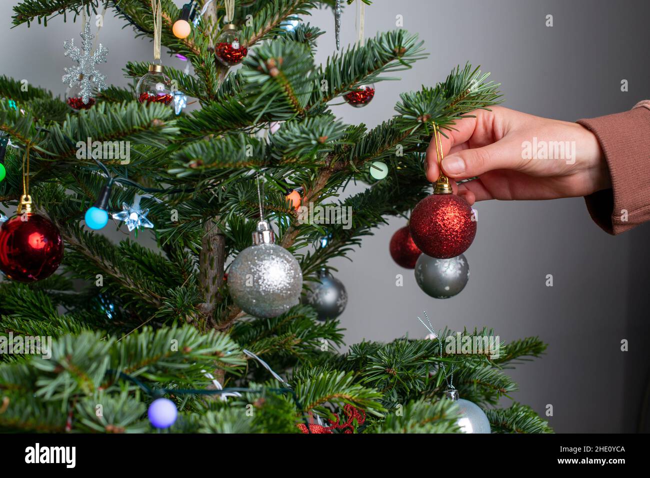 Mädchen schmückt Weihnachtsbaum Stockfoto