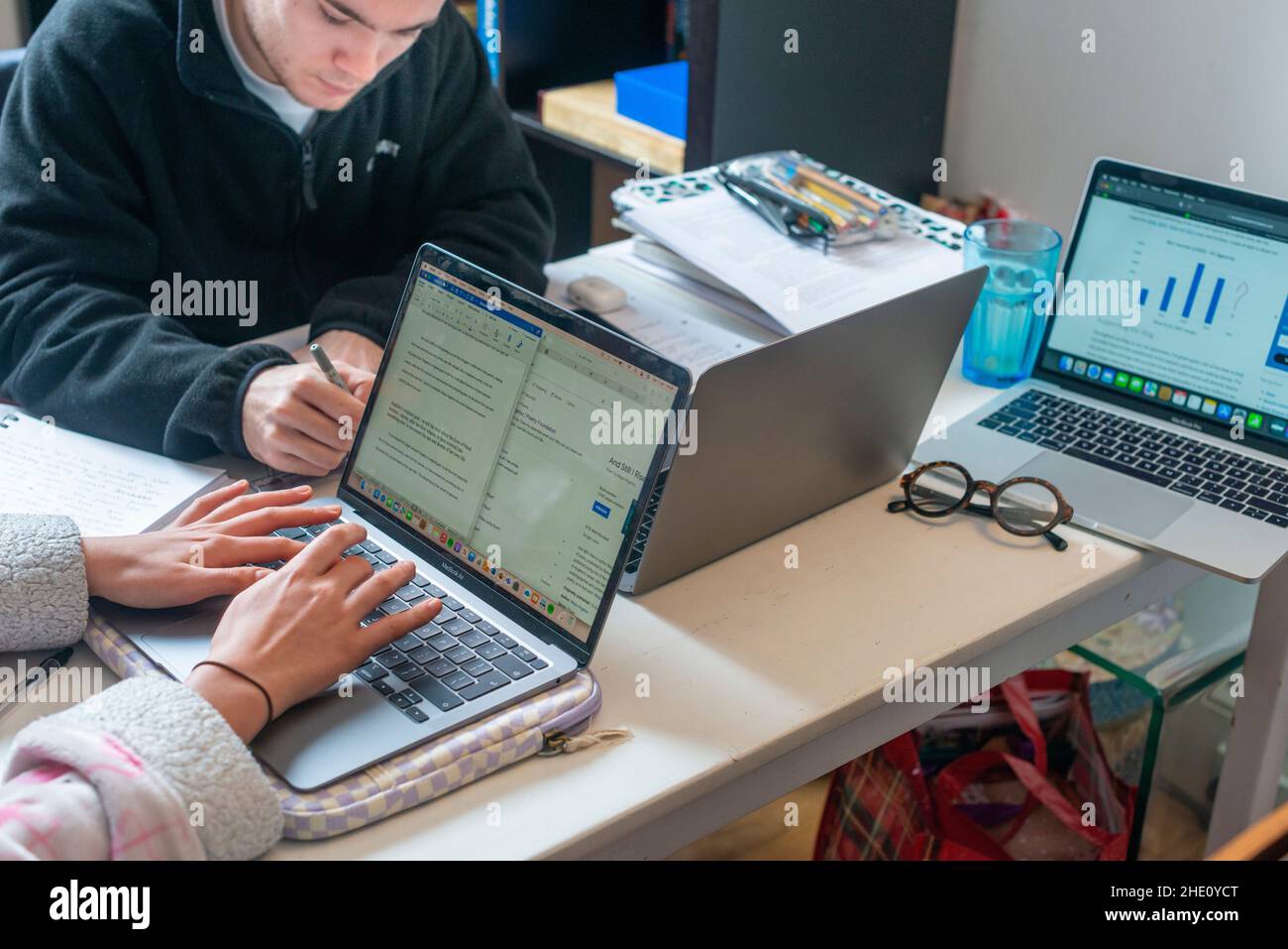 Die Studenten studieren zusammen zu Hause, in Surrey, Großbritannien Stockfoto