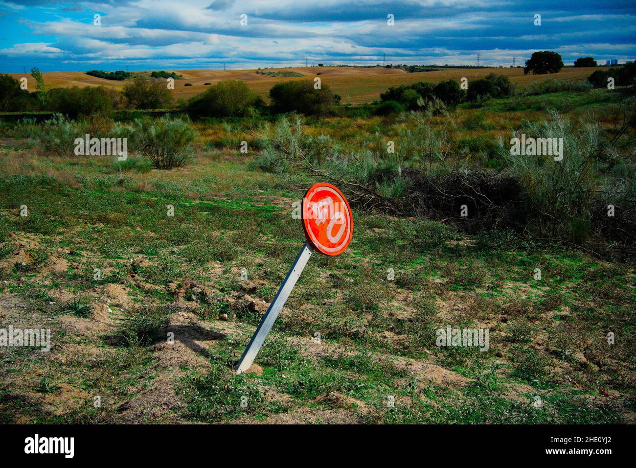 Altes Tempolimit-Verkehrsschild, verlassen im Busch Stockfoto