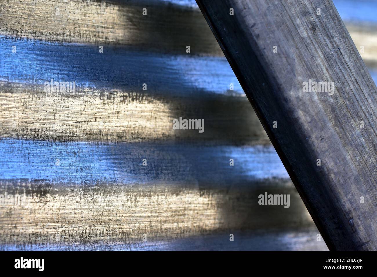 Abstract von vertikalen und horizontalen blauen und braunen Strukturholzlinien Stockfoto