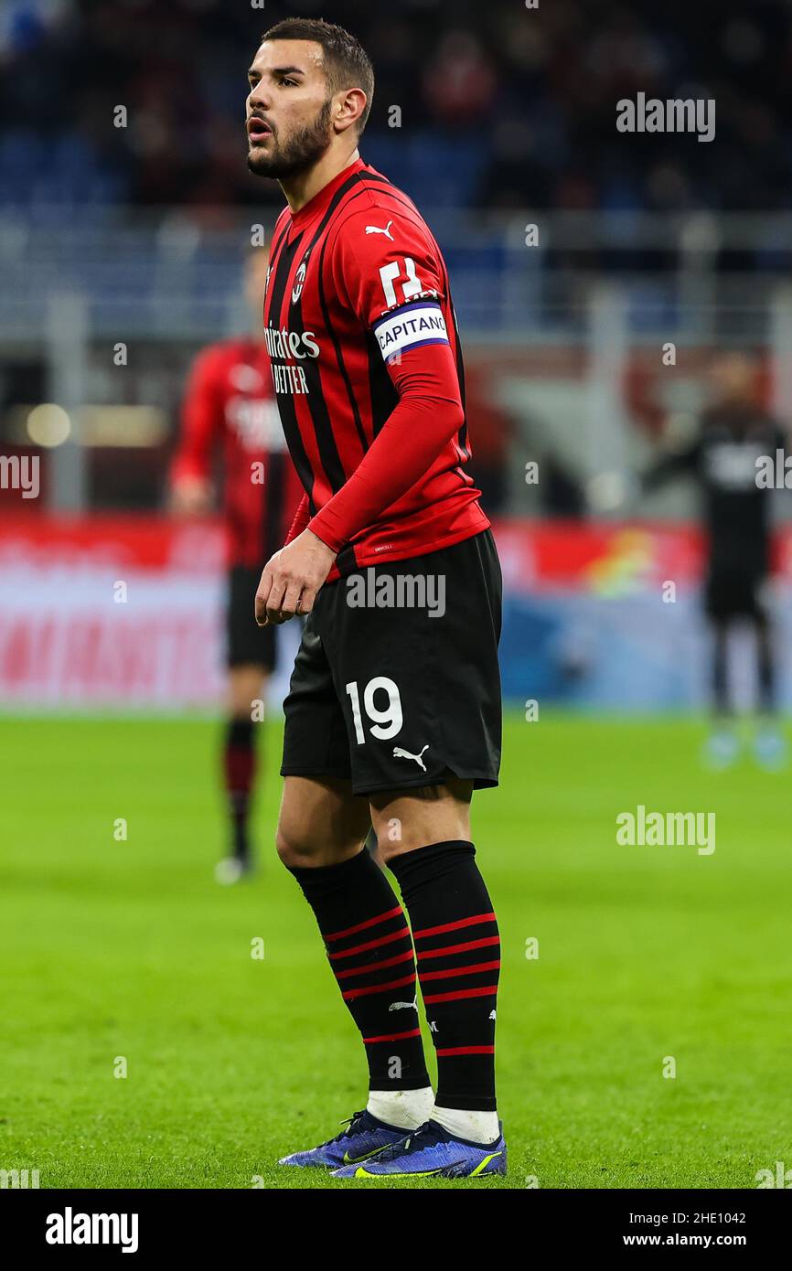 Theo Hernandez vom AC Mailand schaut während der Serie A 2021/22 Fußballspiel zwischen AC Mailand und AS Roma im Giuseppe Meazza Stadium, Mailand, Italien auf Stockfoto