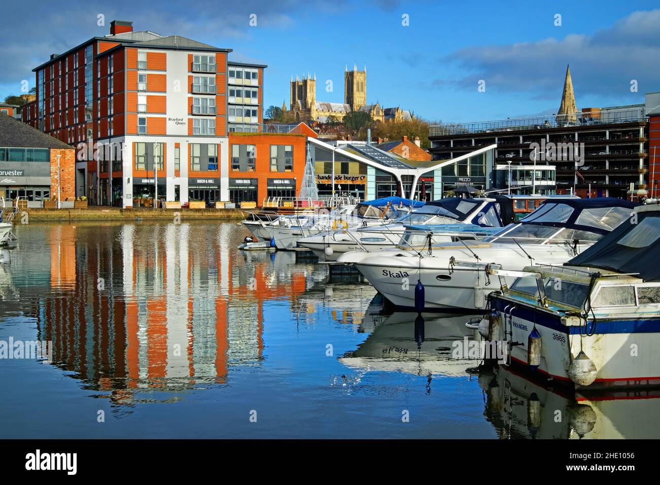 UK, Lincolnshire, Lincoln, Brayford Pool mit Lincoln Cathedral in der Ferne. Stockfoto