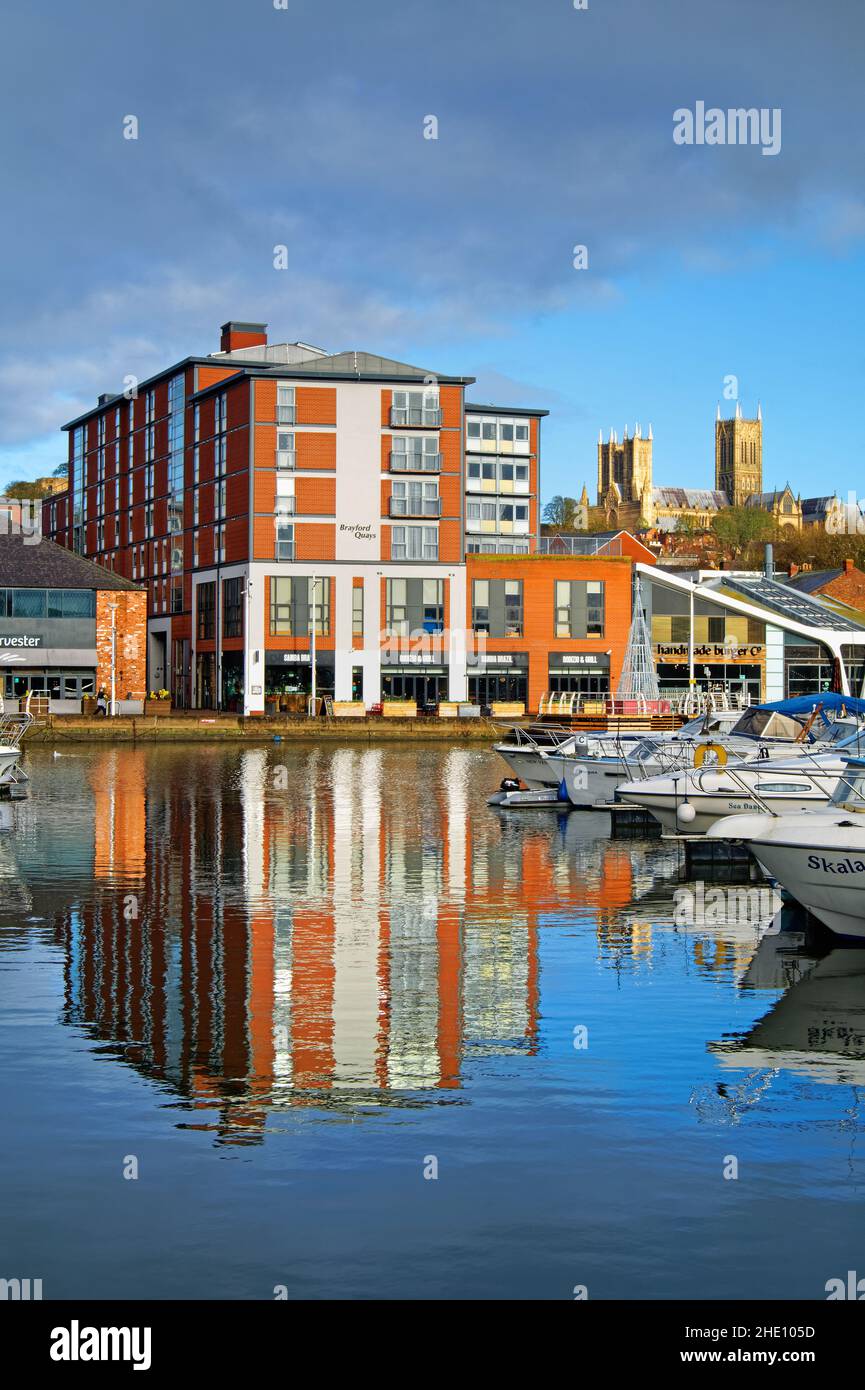 UK, Lincolnshire, Lincoln, Brayford Pool mit Lincoln Cathedral in der Ferne. Stockfoto