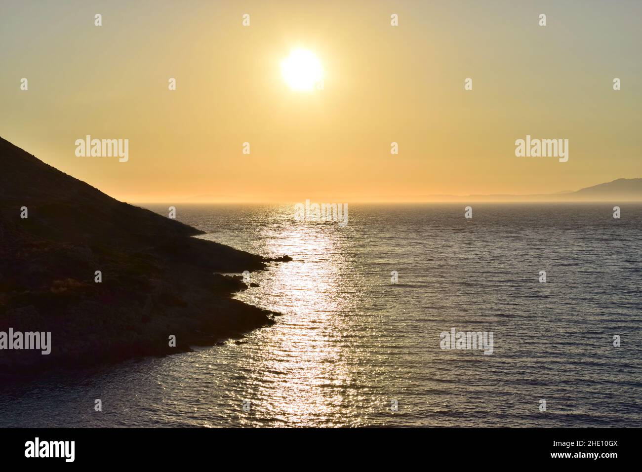 Goldene Stunden und Sonnenuntergang auf der Seite des Hügels. Stockfoto