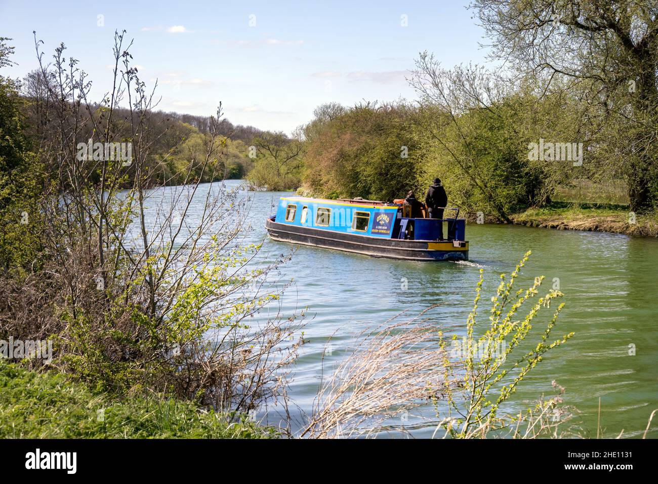 OXFORDSHIRE, ENGLAND - 25th. APRIL 2021: Blauer Lastkahn auf der Themse im Frühjahr Stockfoto