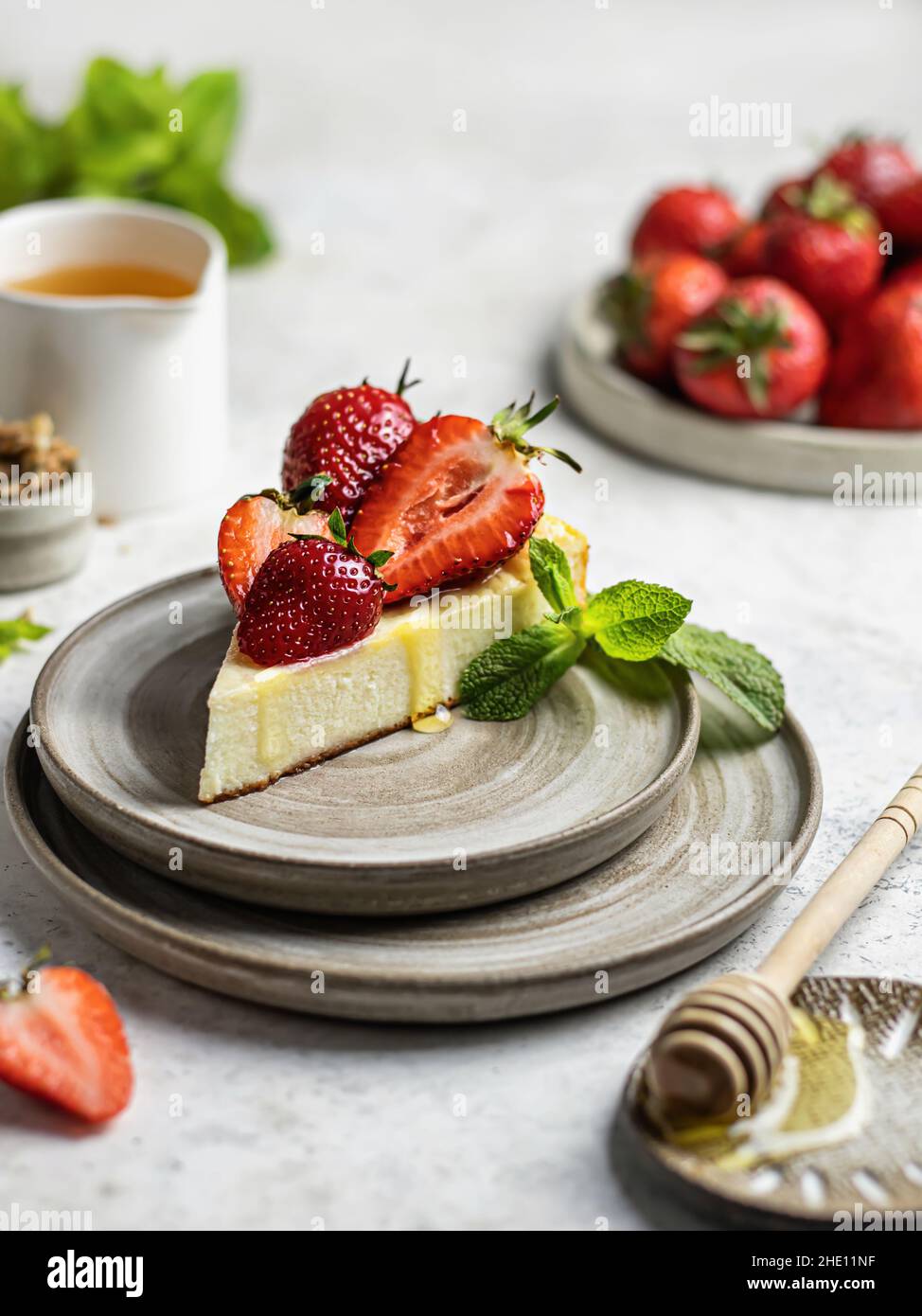 Kasserolle mit Quark, garniert mit frischen Erdbeeren und Minzblättern zum Frühstück Stockfoto