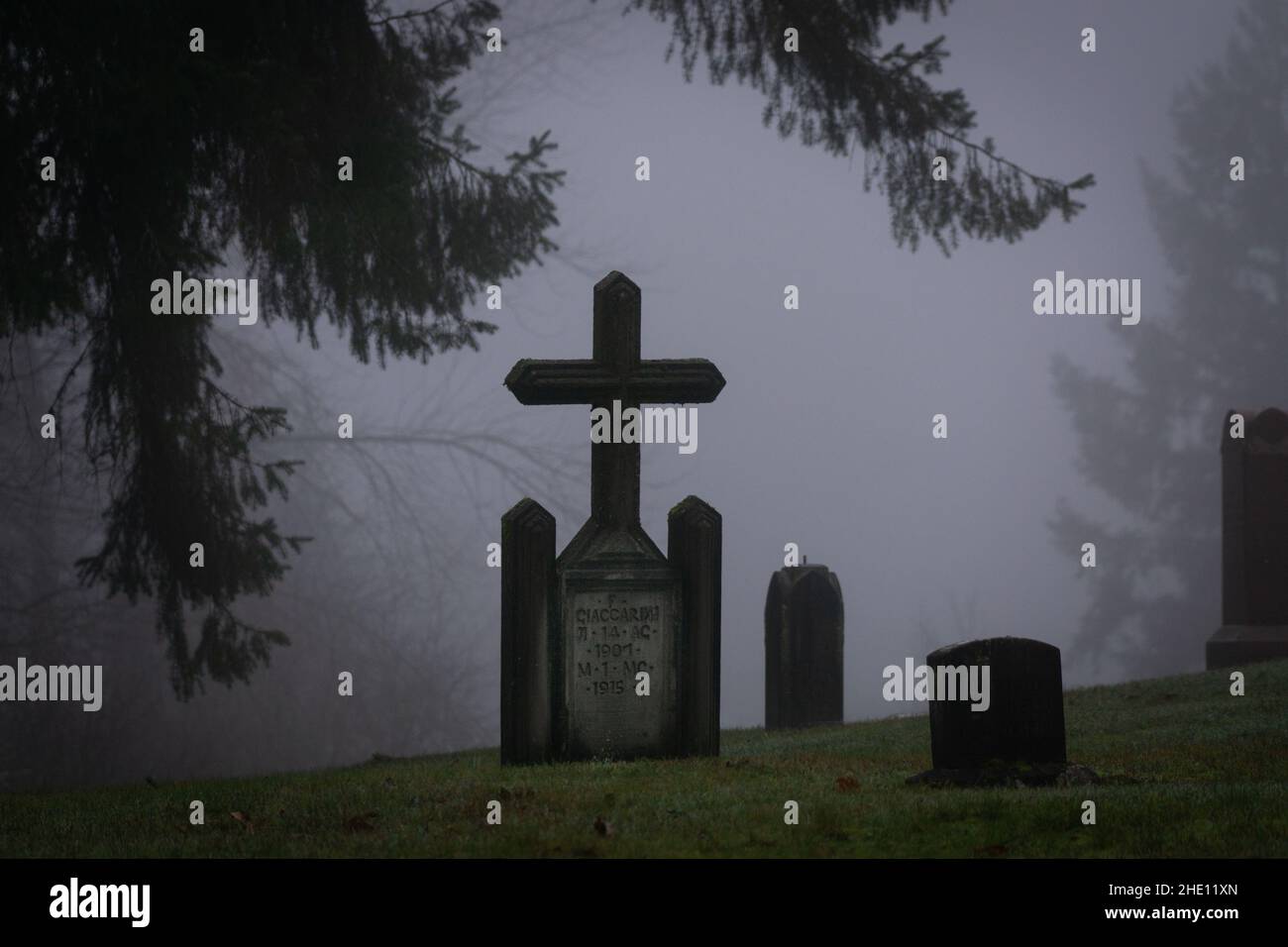 Über einem alten Friedhof in Black Diamond, WA, hängt gruseliger dunkler Nebel Stockfoto